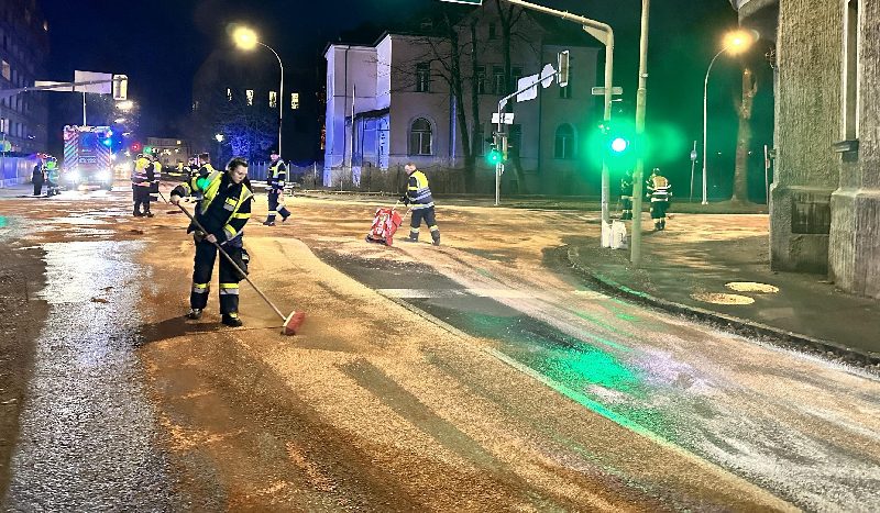 Bagger verliert Hydrauliköl- Massive Ölspur in der Villacher Innenstadt (Bild 3)